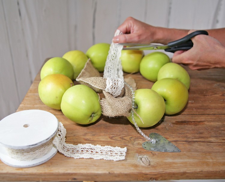 couronne-de-porte-automne-dentelles-pommes-ciseaux-projet-diy