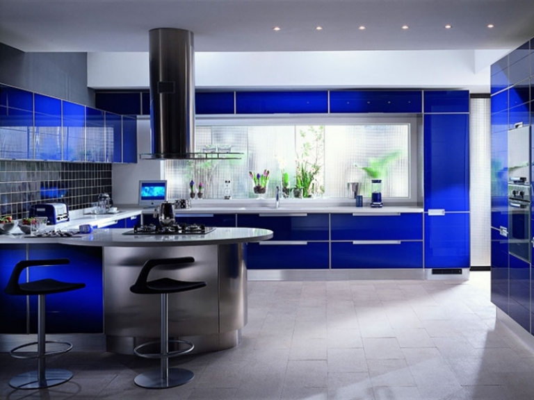 cuisine-design-moderne-armoires-brillantes-bleu-indigo