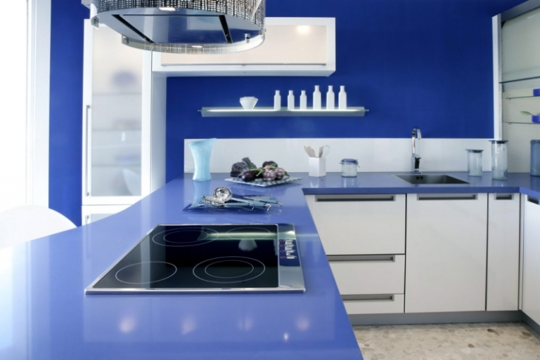 cuisine-décoration-intérieur-bleu-roi-violet-blanche
