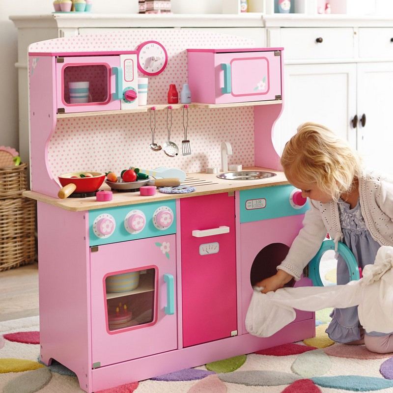cuisine-enfant-bois-couleur-rose-plan-travail-bois-machine-laver-armoire-rangement