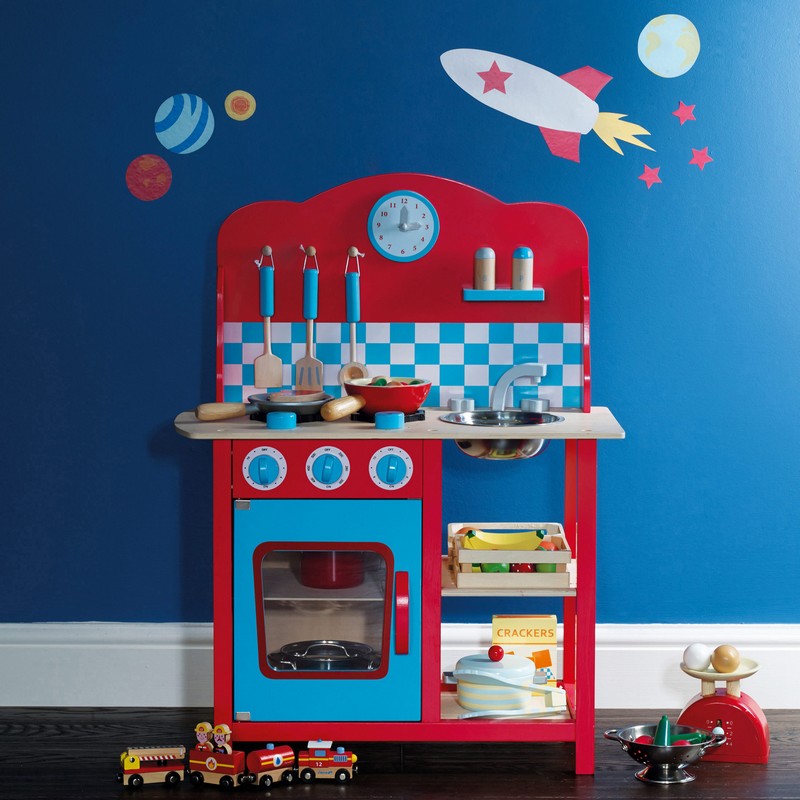 cuisine-enfant-bois-rouge-bleu-balance-etageres-rangement-jouets