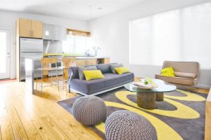 deco-gris-jaune-tapis-table-verre-canape-droit