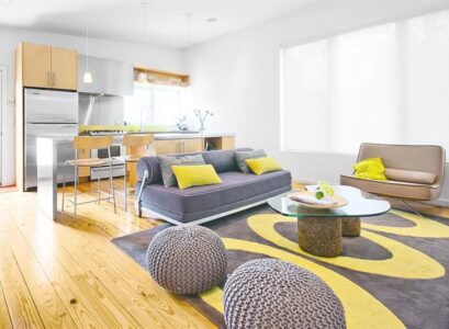 deco-gris-jaune-tapis-table-verre-canape-droit