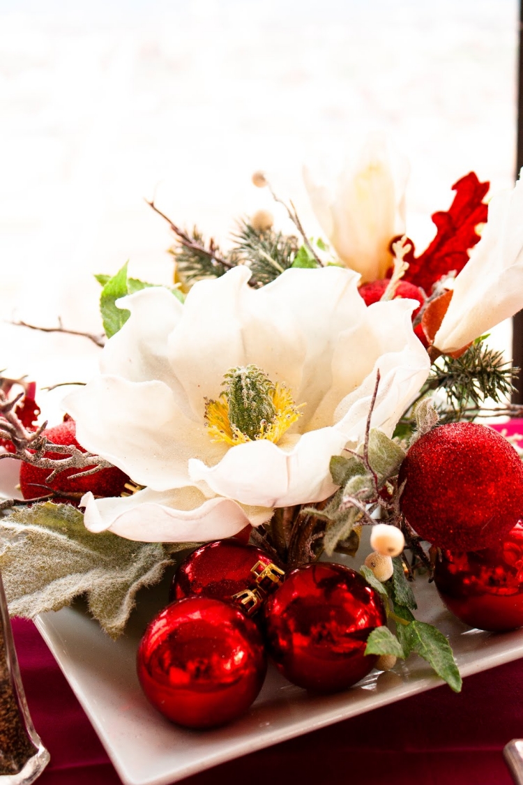 deco-Noel-fabriquer-arrangement-boules-Noel-rouges-fleurs-blanches