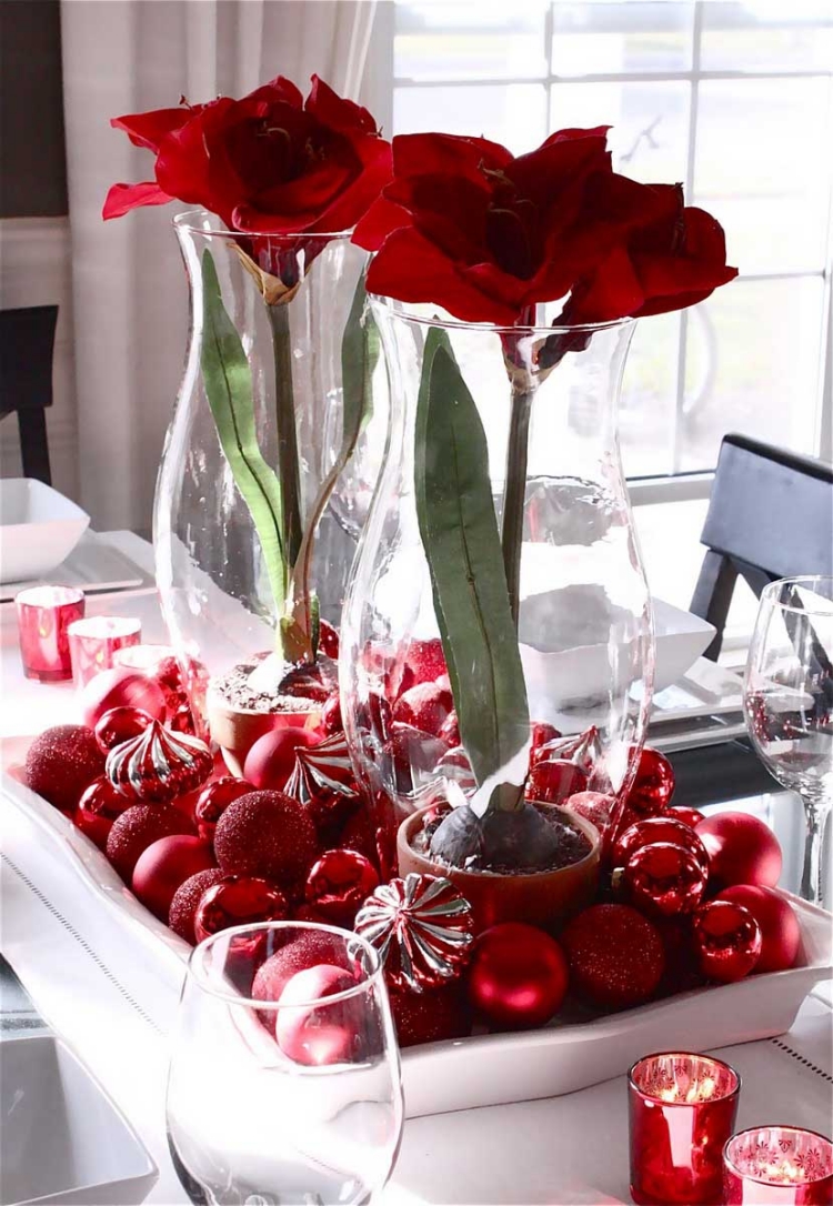 deco-Noel-fabriquer-arrangement-table-boules-sapin-Noel-rouges-fleurs-rouges