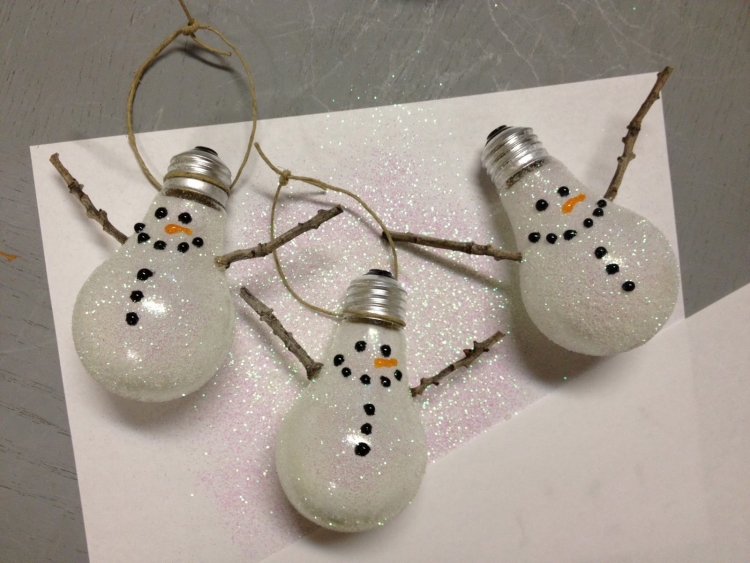 deco-Noel-fabriquer-bonhommes-neige-ampoules