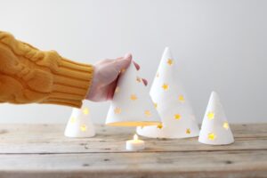 deco-Noel-fabriquer-photophores-blanches-motifs-étoiles-DIY