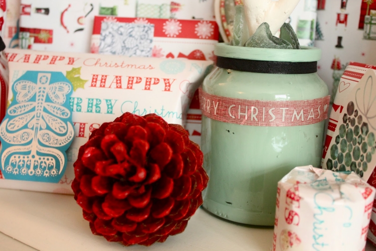 deco-Noel-fabriquer-pomme-pin-peinte-rouge-cadeaux déco Noël à fabriquer