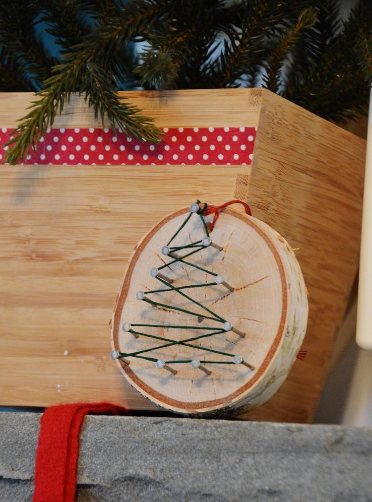 deco-Noel-fabriquer-rondelle-bois-sapin-Noel-fils-laine-clous déco Noël à fabriquer
