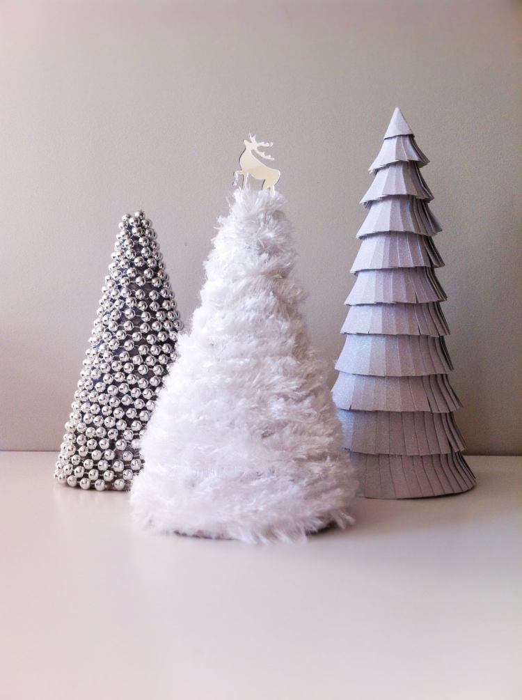 deco-Noel-fabriquer-sapins-Noel-décoratifs-carton-guirlande-perles-figurine-cerf