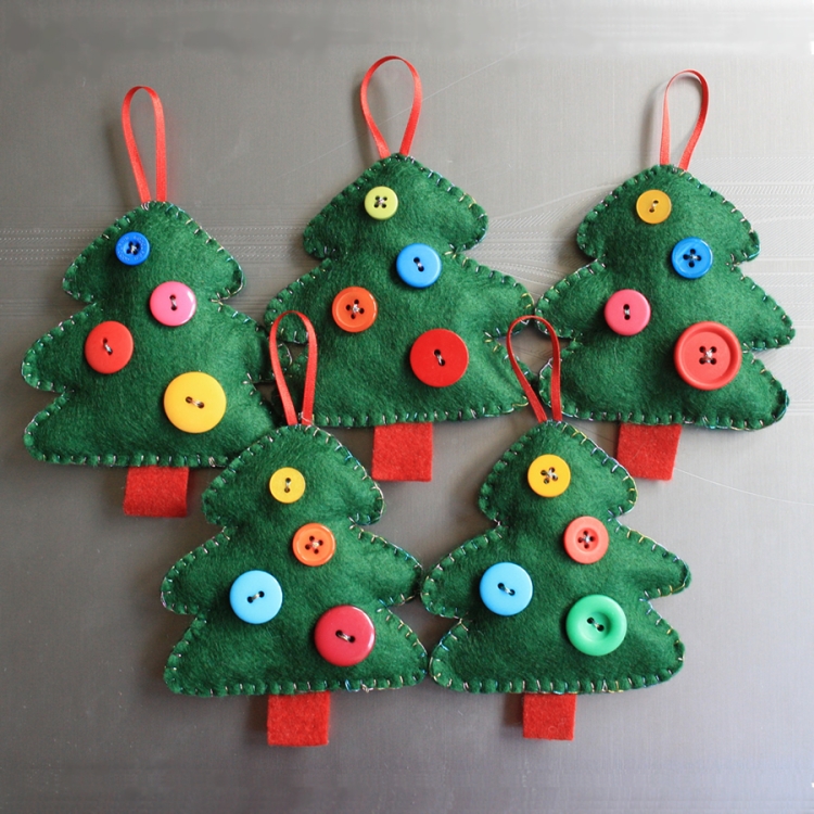 deco-Noel-fabriquer-sapins-Noel-feutre-vert-boutons-multicolores déco Noël à fabriquer