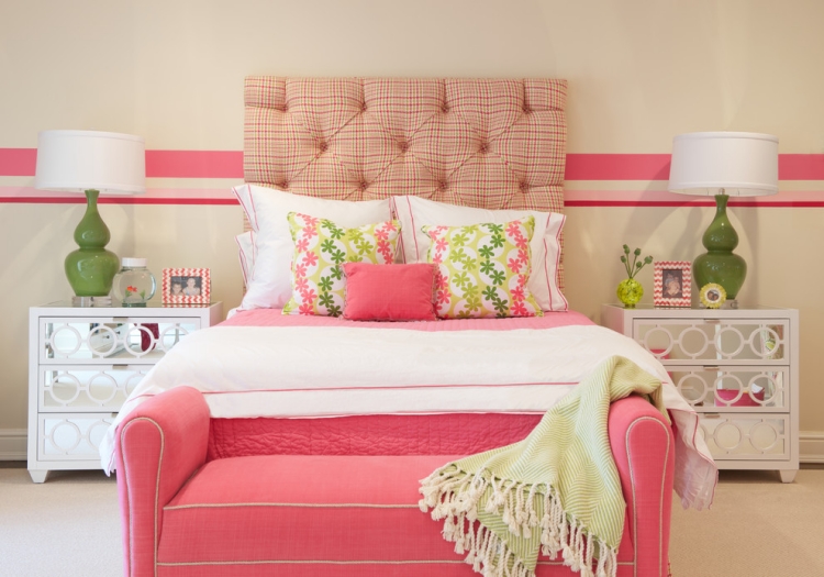 deco-chambre-ado-fauteuil-rose-coussins-lampe-poser-tete-lit-table-chevet