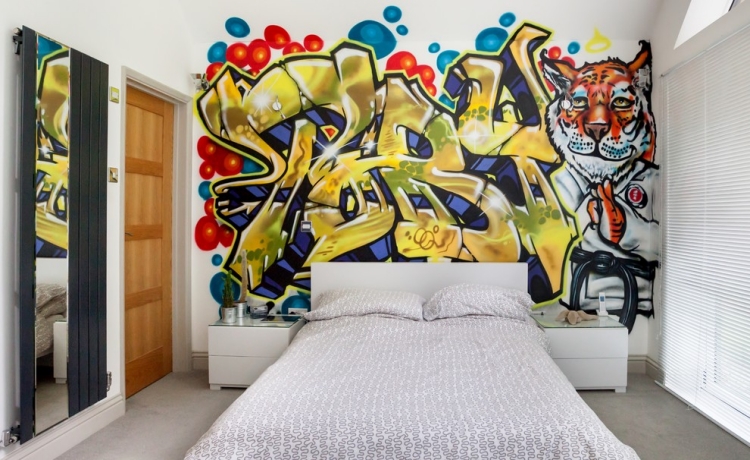 deco-chambre-ado-graffiti-lit-coussins-table-chevet
