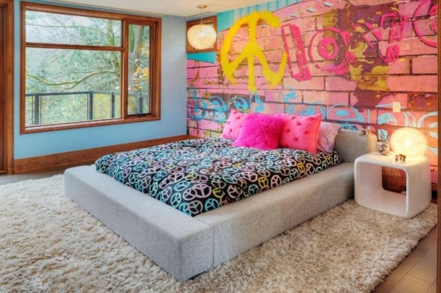 deco-chambre-ado-grand-lit-coussins-table-chevet-papier-peint-hippi