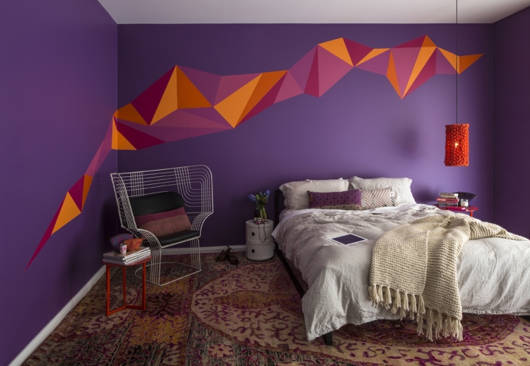deco-chambre-ado-grand-lit-suspension-chaise-metal-tapis-peinture-violette