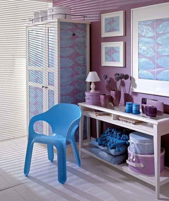 deco-chambre-ado-table-chaise-bleu-tableau-mural