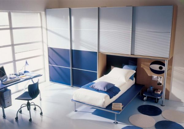 deco-chambre-garcon-bleu-lit-coussins-armoire-rangement-bureau-chaise