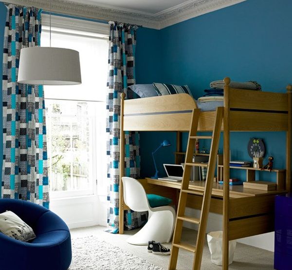 deco-chambre-garcon-bleu-lit-mezzanine-bois-chaise-Panton