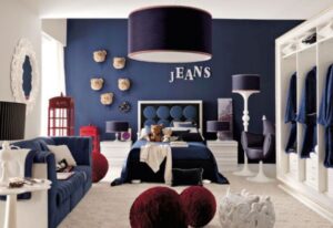 deco-chambre-garcon-bleu-peinture-murale-canape-droit-lampe-sol