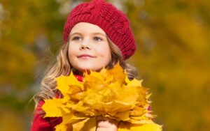 deco-fenetre-feuilles-automnales-bricolage-enfant
