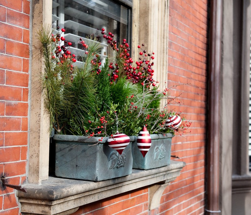 déco fenêtre Noël  boules-decoratives-jardiniere