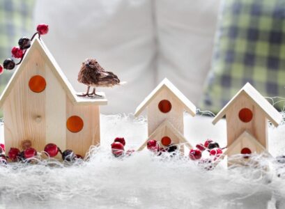 deco-fenetre-noel-maisonnette-bois-boule-decorative