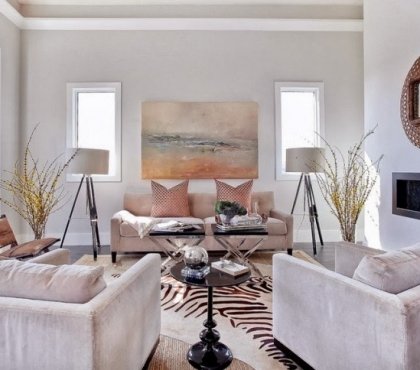 deco-interieur-Sahara-look-canapé-fauteuil-beige-clair-tableau-lampadaires-miroir