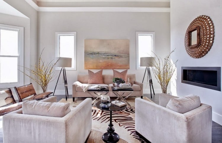 deco-interieur-Sahara-look-canapé-fauteuil-beige-clair-tableau-lampadaires-miroir déco intérieur