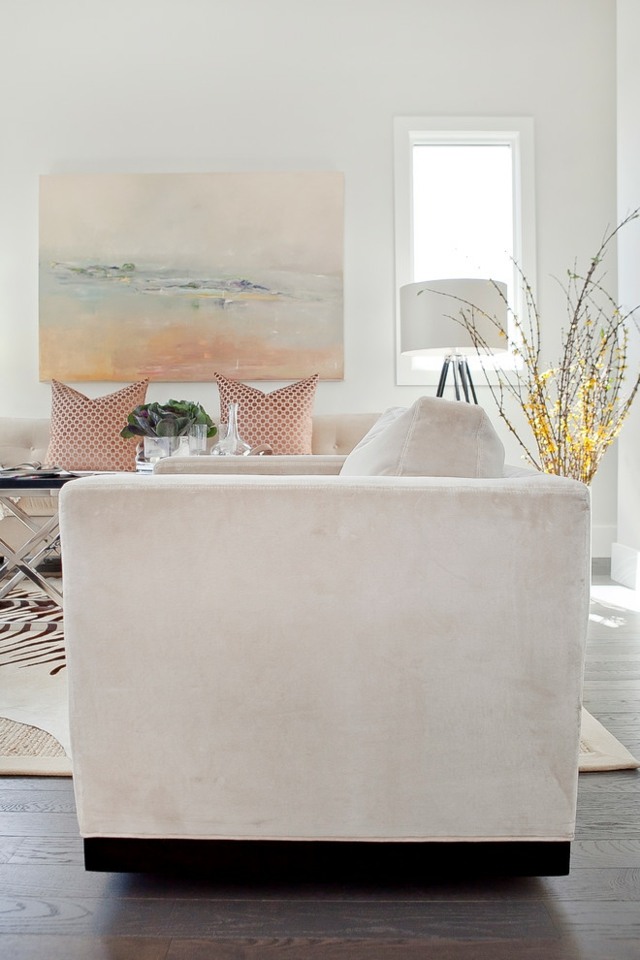 deco-interieur-canapé-beige-clair-tapis-sisal-tableau-abstrait-coussins déco intérieur