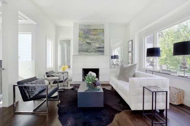deco-interieur-canapé-chesterfield-blanc-tapis-fausse-fourrure-chaises-cuir-tableau-abstrait