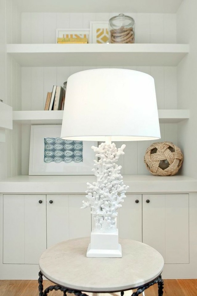 deco-interieur-lampe-poser-blanche-corail-étagères-éléments-style-marin