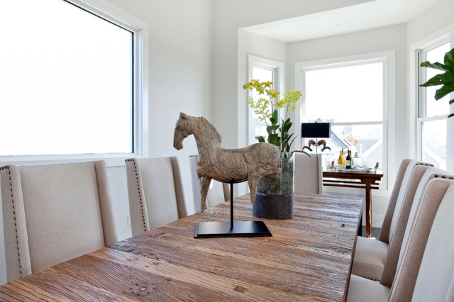 deco-interieur-style-rustique-table-bois-statuette-cheval-chaises-tapissées