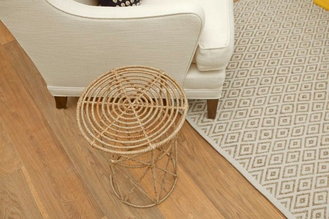 deco-interieur-table-appoint-corde-tapis-beige-motif-losanges