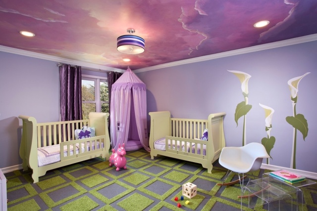 deco-plafond-chambre-bebe-lit-motif-floral