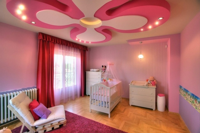 déco plafond chambre-bebe-motif-floral-spots-encastres