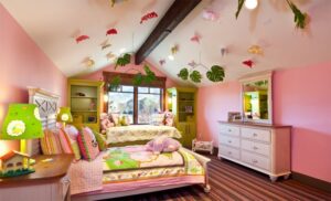 deco-plafond-chambre-enfant-lit-commode-miroir