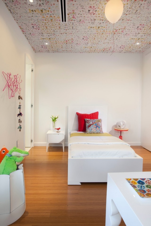 deco-plafond-chambre-enfant-ballon-lit-coussin-table-chevet