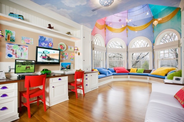 deco-plafond-chambre-enfant-canape-coussins-multicolore-bureau