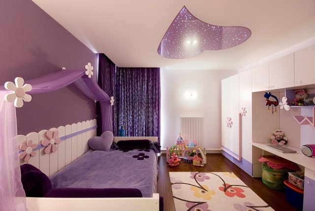 deco-plafond-chambre-enfant-coeur-armoire-rangement-coussins-ciel-lit
