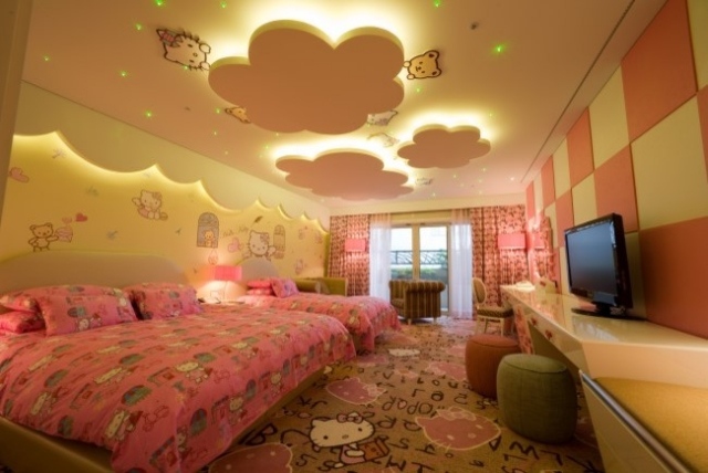 deco-plafond-chambre-enfant-grand-lit-tabourets-tapis-Hello-Kitty