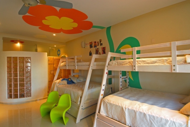 deco-plafond-chambre-enfant-lits-mezzanine-chaises-Panton