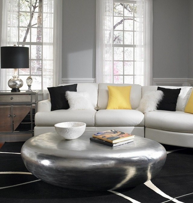 deco-salon-gris-jaune-table-basse-coussins-rideau-transparent