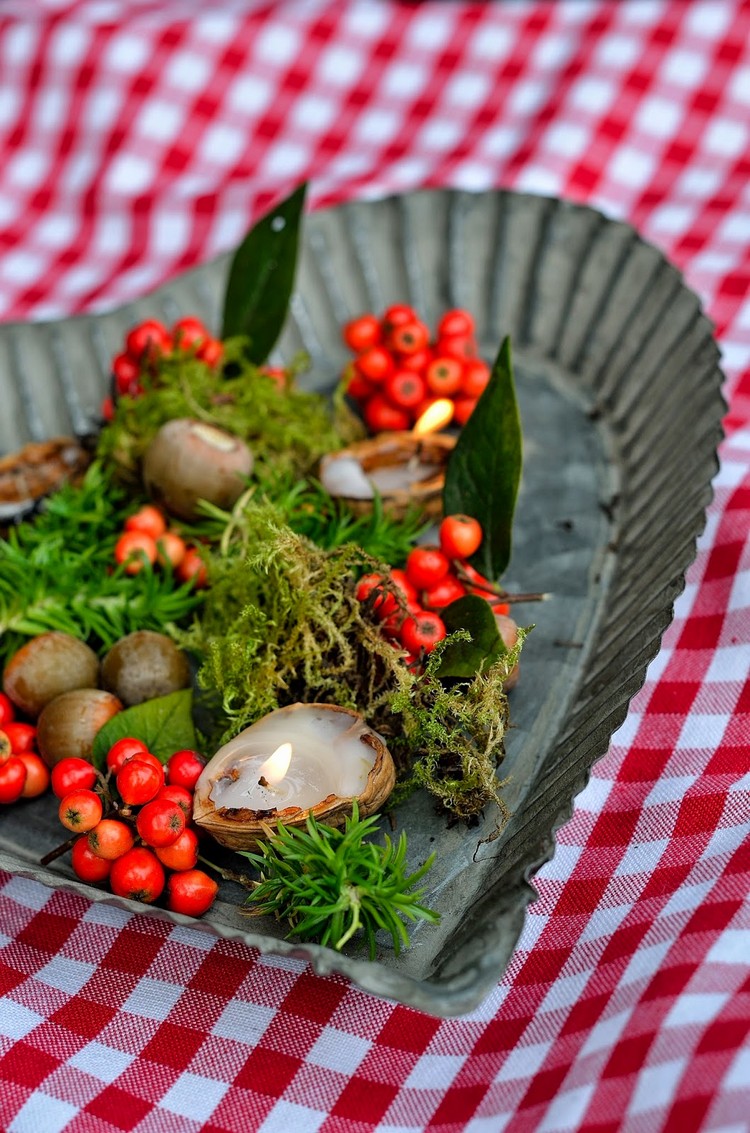 deco-table-automne-baies-eglantier-panier-forme-coeur-nappe-carreaux-rouges-blancs