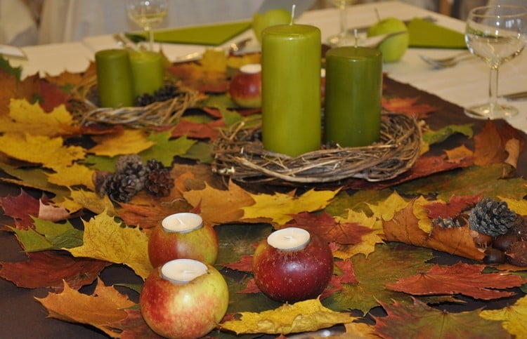 deco-table-automne-bougeoirs-feuille-automnales-pommes