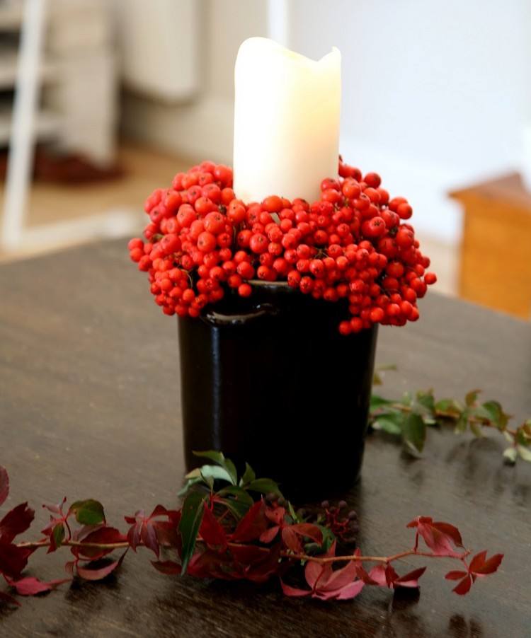 deco-table-automne-bougies-baie-eglantier-feuillage