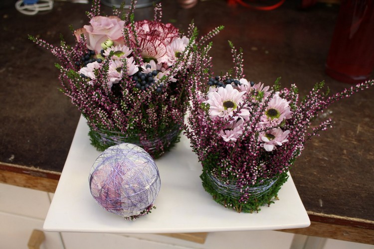 deco-table-automne-boules-decoratives-fleurs-rose