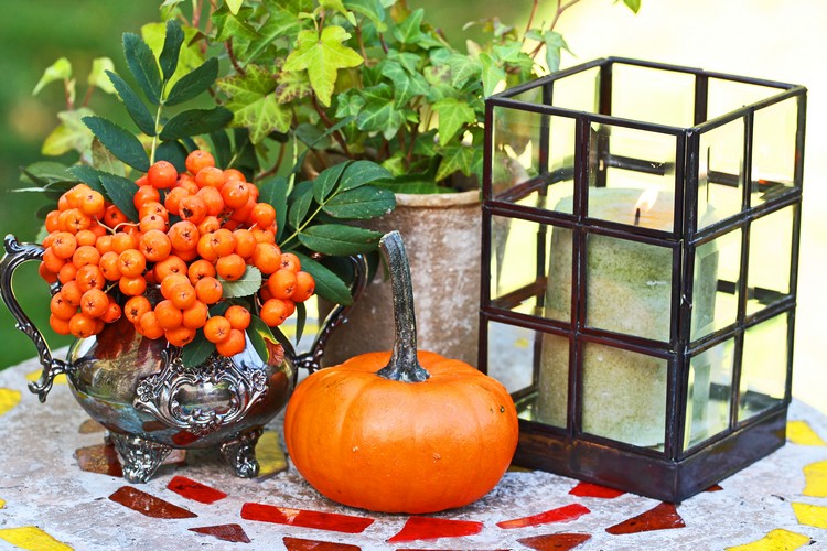 deco-table-automne-citrouilles-lanterne-pot-fleurs