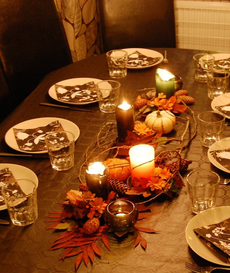 deco-table-automne-feuilles-bougies-citrouilles-cone-serviette