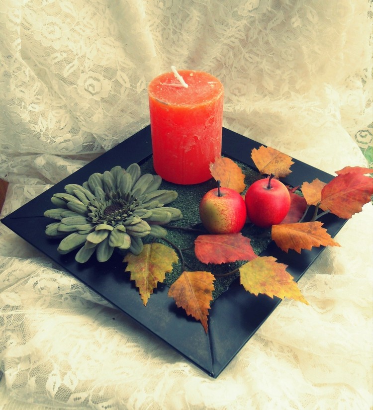 deco-table-automne-fleurs-pommes-assiettes
