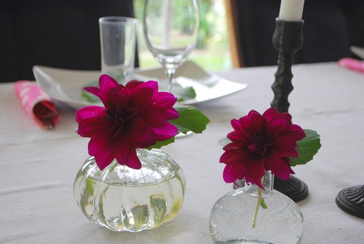 deco-table-automne-fleurs-vases-citrouilles-nappe-blanche-bougeoir